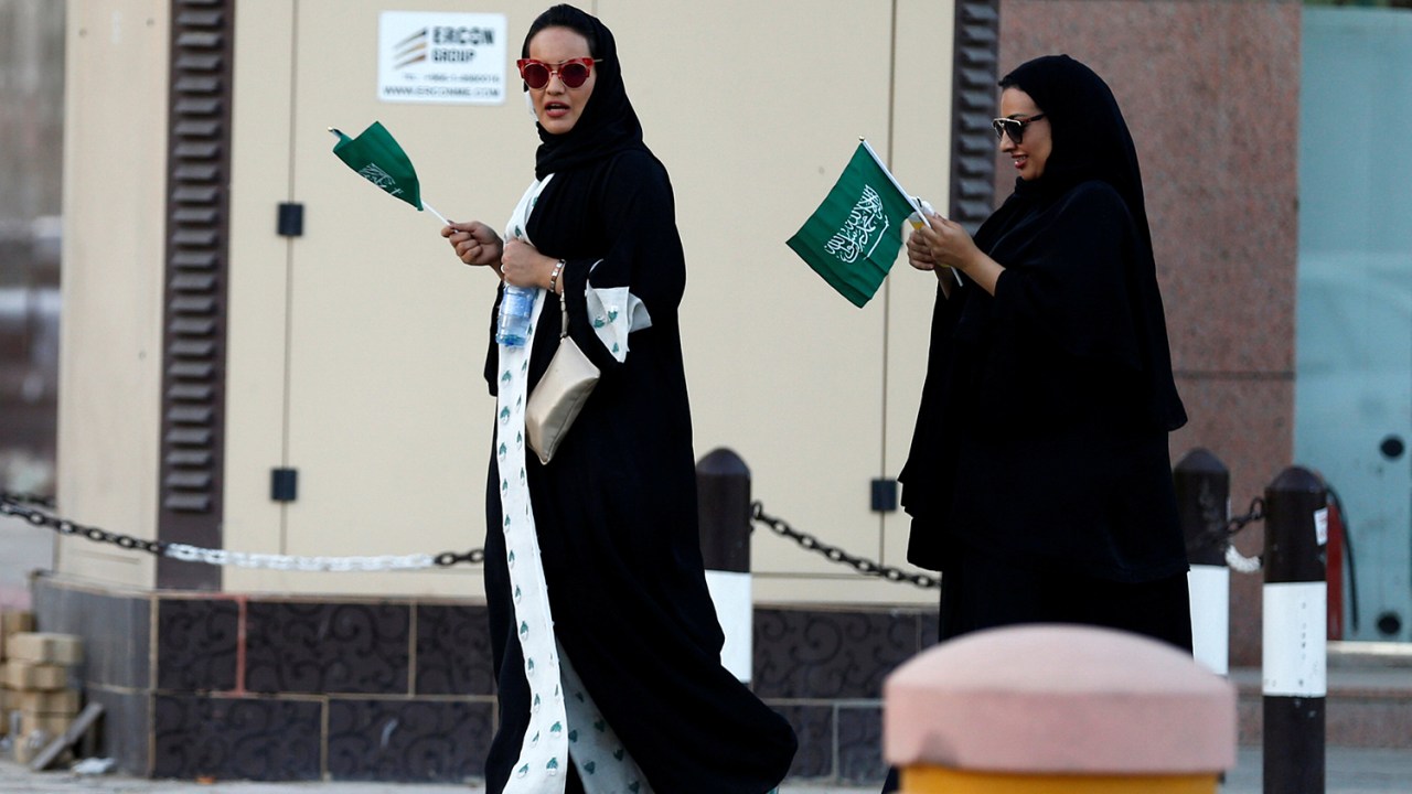 Mulheres sauditas caminham pelas ruas no dia nacional saudita