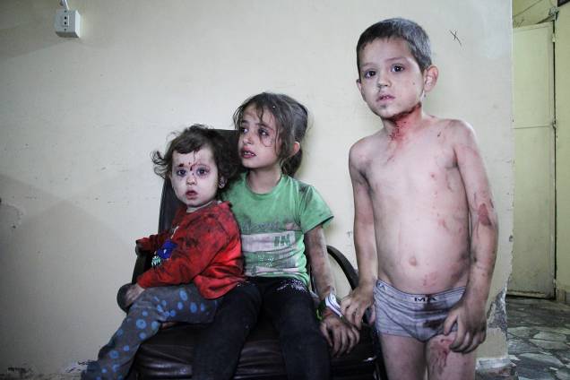 Crianças sírias feridas depois de um bombardeio aguardam para serem socorridas em um hospital de Idlib - 29-09-2016