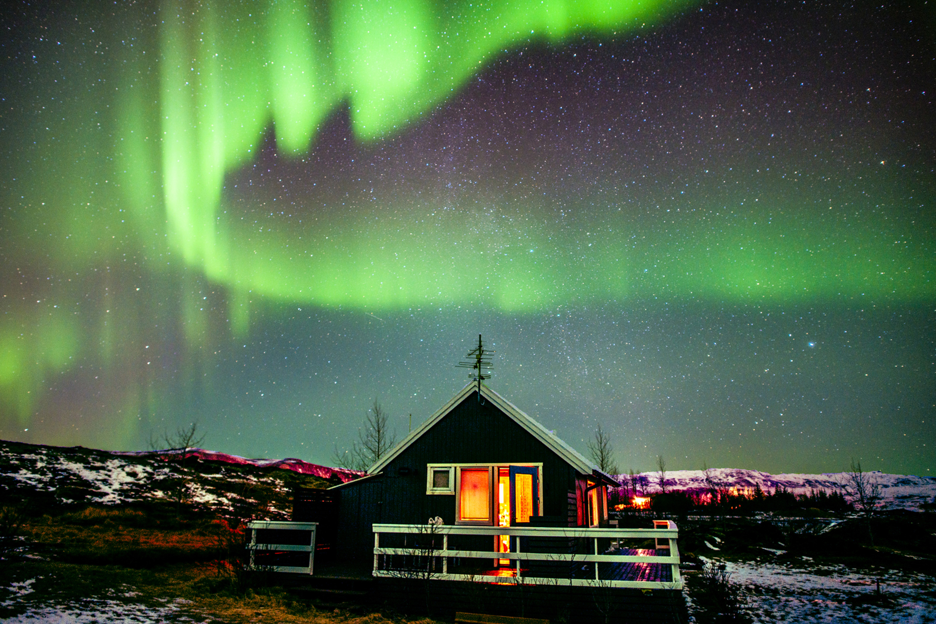 Cidade da Islândia apaga as luzes e realça aurora boreal VEJA