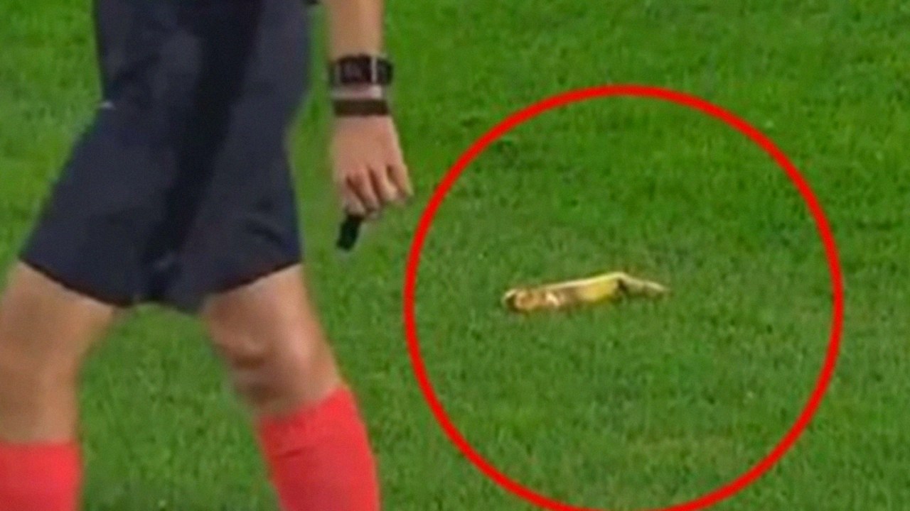 Torcedores atiram banana em campo durante jogo entre Rostov e PSV pela Liga dos Campeões