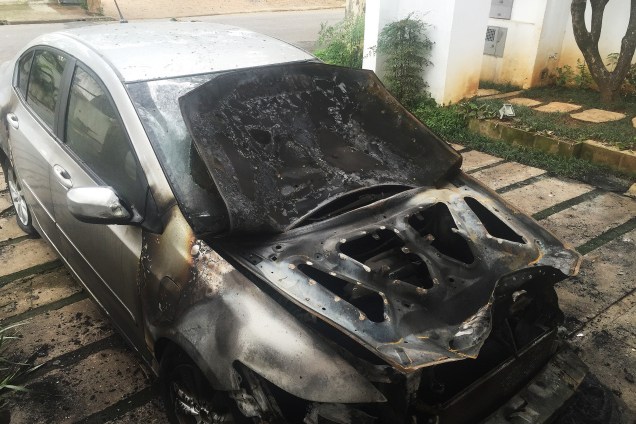 Carro incendiado durante ato contra o presidente Michel Temer, em Alto de Pinheiros, Zona Oeste de São Paulo