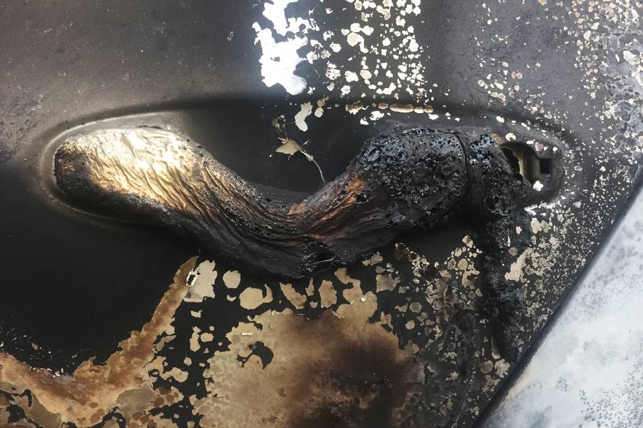 Carro incendiado durante ato contra o presidente Michel Temer, em Alto de Pinheiros, Zona Oeste de São Paulo