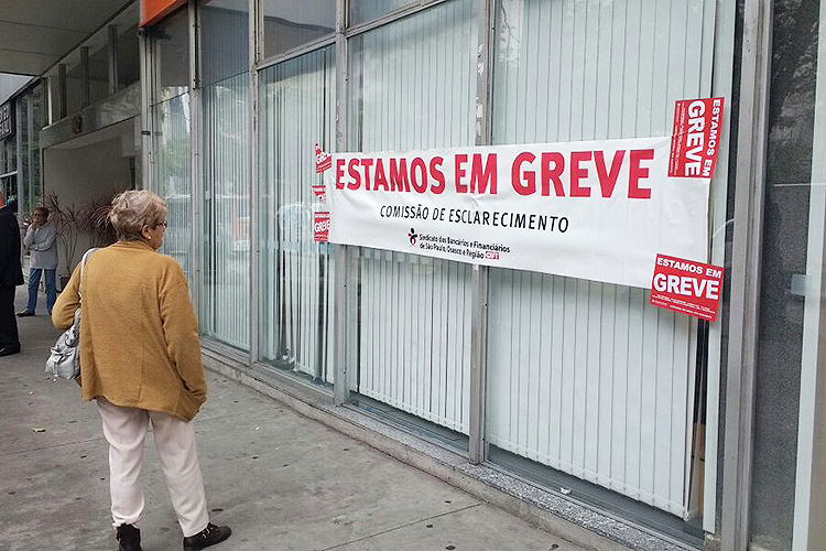 Bancários de todo o país entram em greve após rejeitar a proposta oferecida pela Federação Nacional dos Bancos (Fenaban). As reivindicações incluem reajuste salarial, reposição inflacionária de 5%, antecipação e reajuste na participação dos lucros, aumento do piso salarial, aumento do vale-alimentação, melhores condições de trabalho e plano de carreira - 06/09/2016
