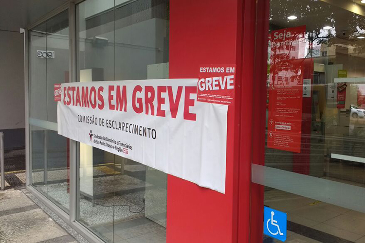 Bancários de todo o país entram em greve após rejeitar a proposta oferecida pela Federação Nacional dos Bancos (Fenaban). As reivindicações incluem reajuste salarial, reposição inflacionária de 5%, antecipação e reajuste na participação dos lucros, aumento do piso salarial, aumento do vale-alimentação, melhores condições de trabalho e plano de carreira - 06/09/2016