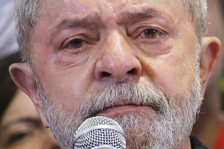 O ex presidente Luiz Inácio Lula da Silva concede entrevista coletiva sobre a denúncia do Ministério Público Federal contra ele e sua esposa Marisa Letícia por crimes de corrupção, em um hotel no centro de São Paulo - 15/09/2016