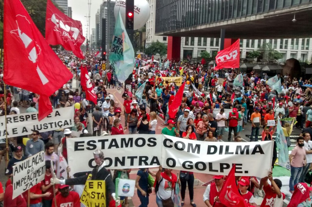 Mainfestantes protestam contra o governo Michel Temer na Avenida Paulista, em São Paulo