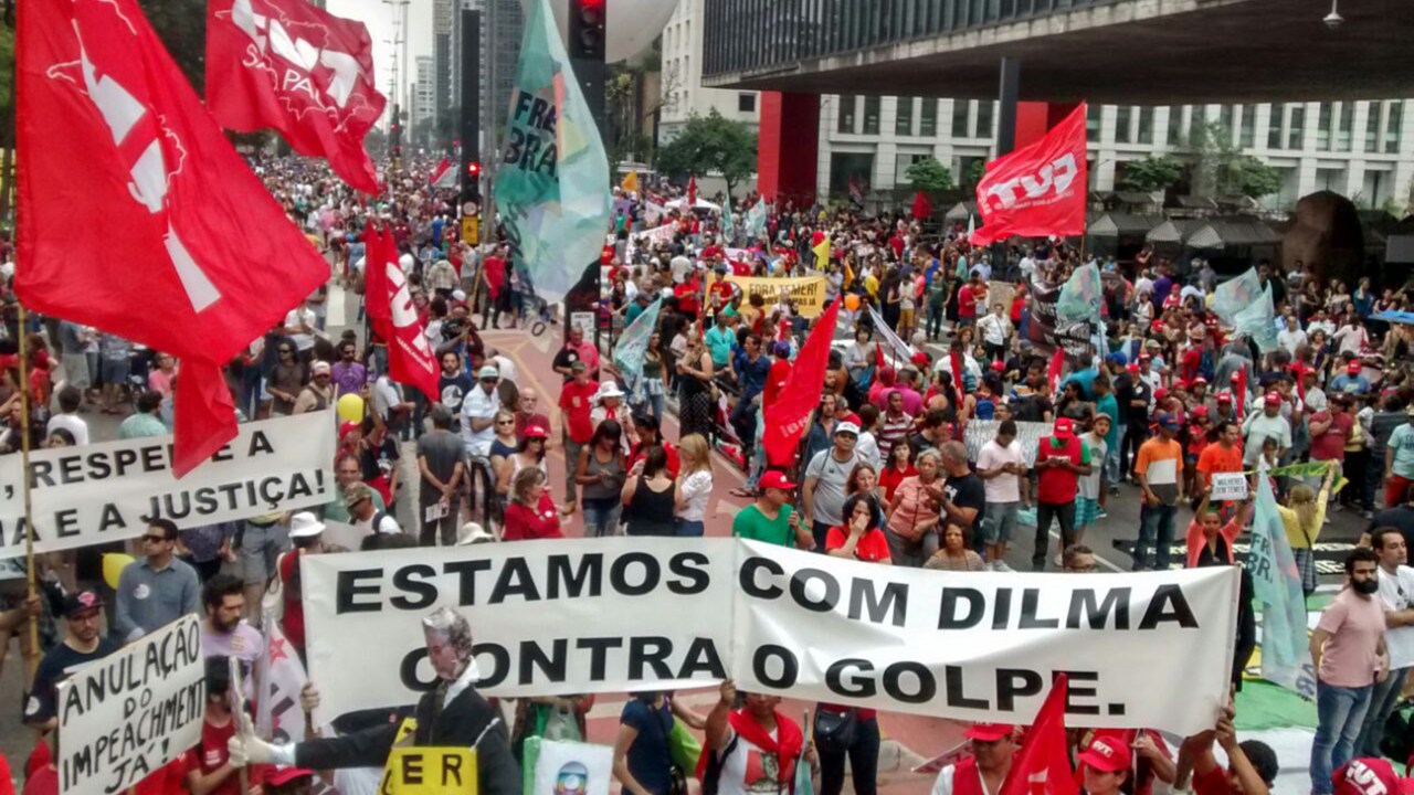 Mainfestantes protestam contra o governo Michel Temer na Avenida Paulista, em São Paulo