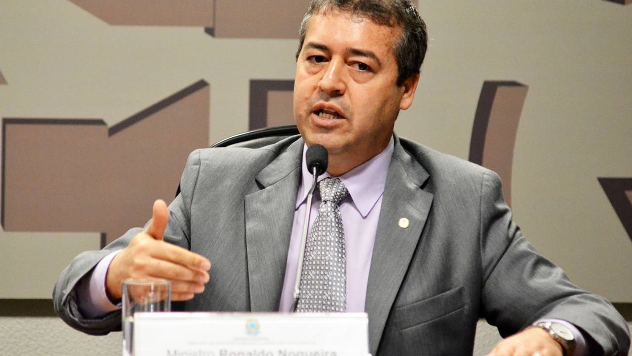 O ministro do Trabalho, Ronaldo Nogueira, fala sobre as políticas públicas da pasta no Senado Federal - 02/08/2016