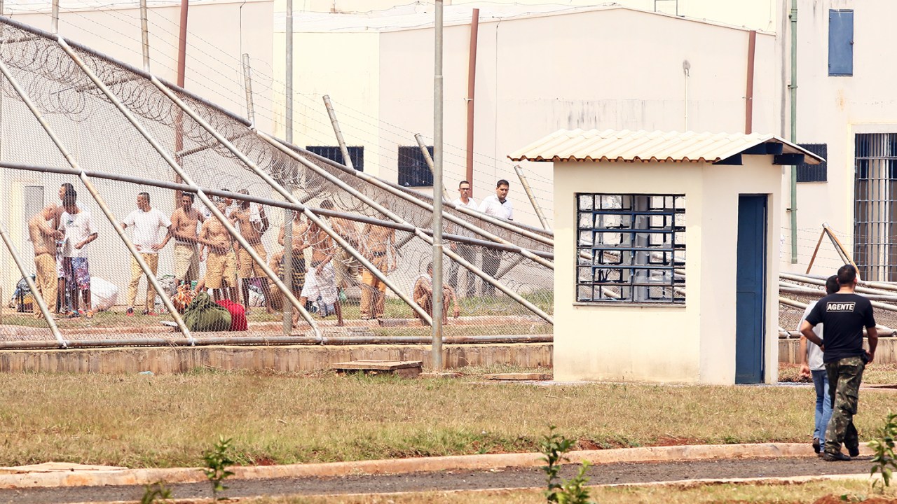 Cerca de 200 presos do Centro de Progressão Penitenciária (CPP) de Jardinópolis (SP), fizeram motim e fugiram - 29/09/2016