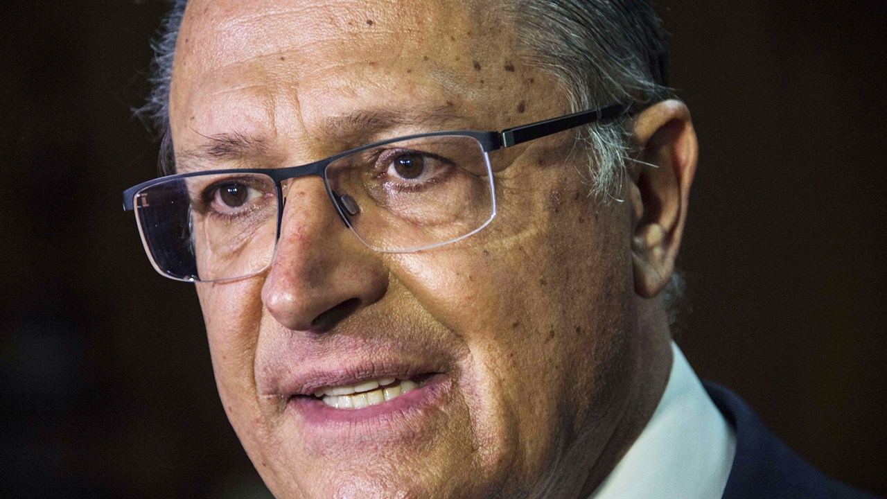 O governador do Estado de São Paulo, Geraldo Alckmin (PSDB), concede entrevista à imprensa após encontro com o primeiro-ministro português, Antonio Costa, no Palácio dos Bandeirantes - 05/09/2016