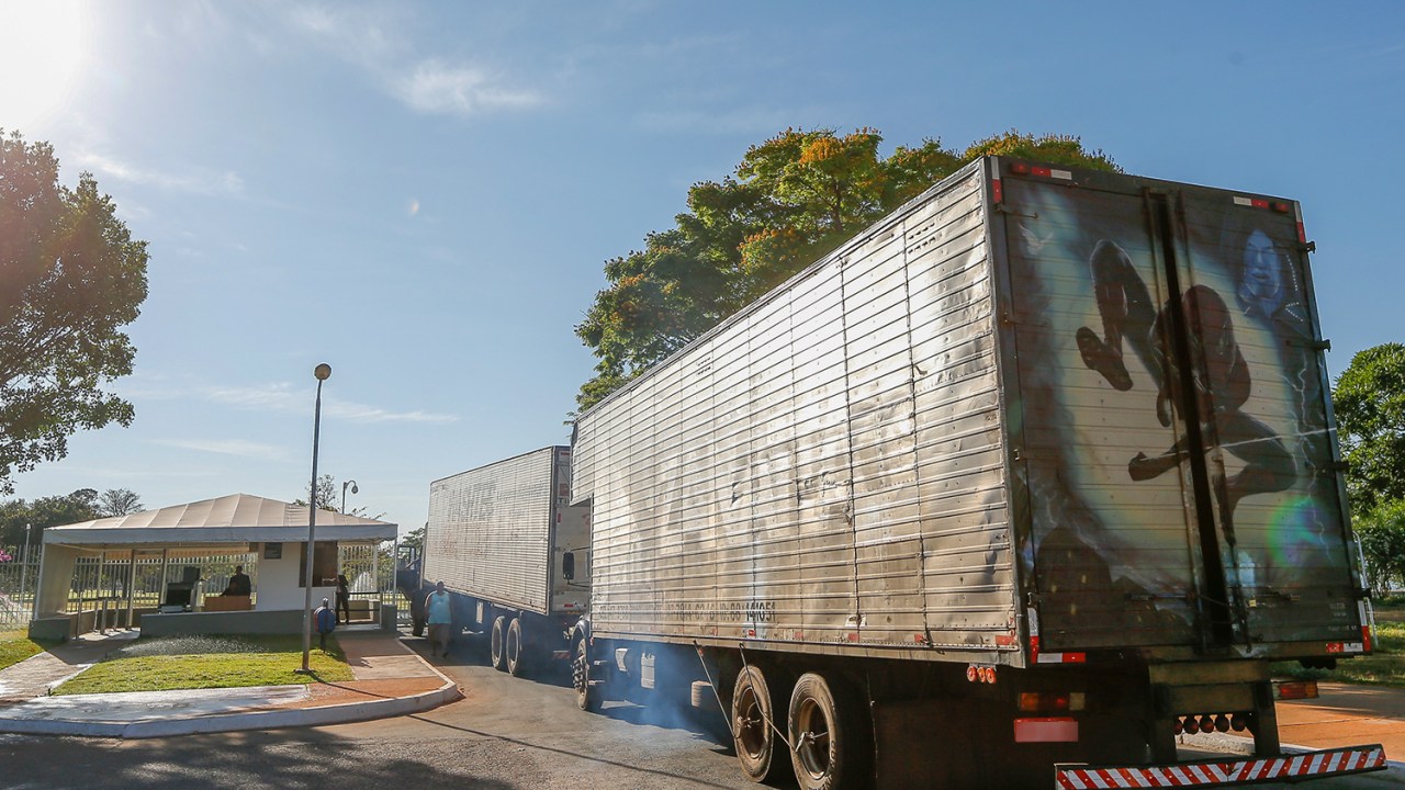 Dois caminhões baú entram no Palácio da Alvorada, em Brasília (DF), para realizar a mudança da ex-presidente Dilma Rousseff - 06/09/2016