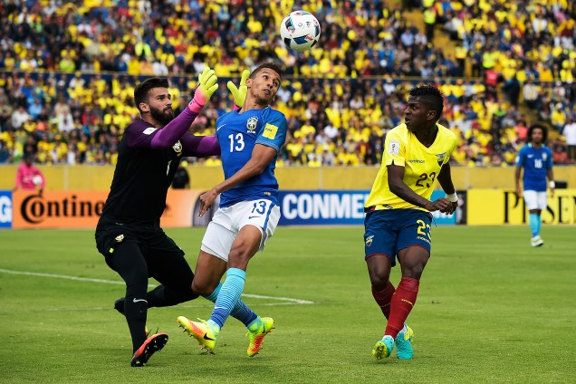 O goleiro Alisson da seleção brasileira durante partida contra o Equador, no estádio Olímpico Atahualpa, pela 7ª rodada das Eliminatórias da Copa do Mundo de 2018 - 01/09/2016