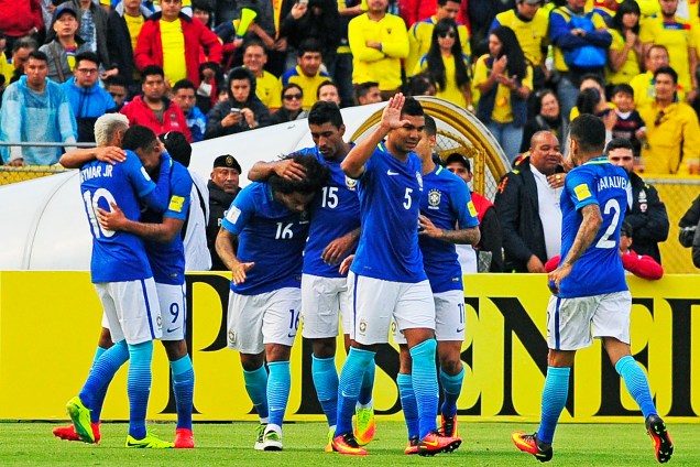 Jogadores da seleção brasileira comemoram o gol contra o Equador, no estádio Olímpico Atahualpa, pela 7ª rodada das Eliminatórias da Copa do Mundo de 2018 - 01/09/2016
