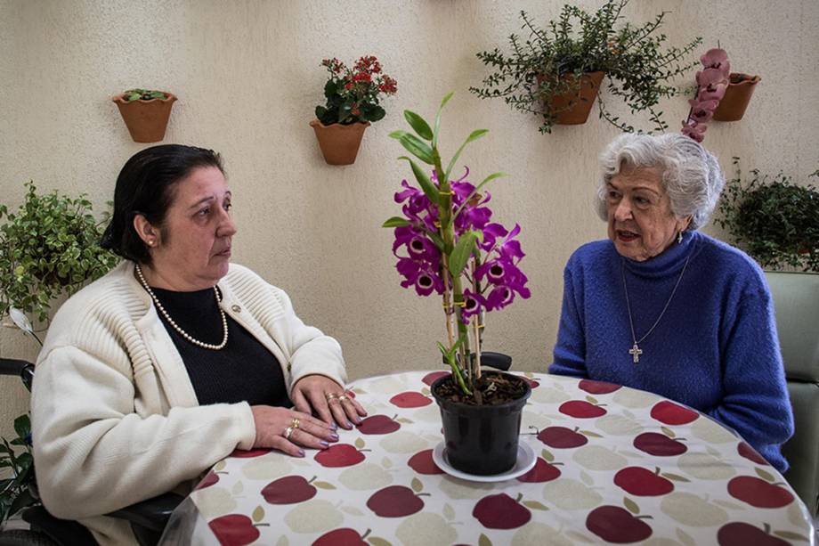 A paciente que recebe cuidados paliativos Rosary Guimarães e sua filha Maria do Carmo Silva Guimarães (cadeirante), durante visita na clinica Sainte Marie, em São Paulo