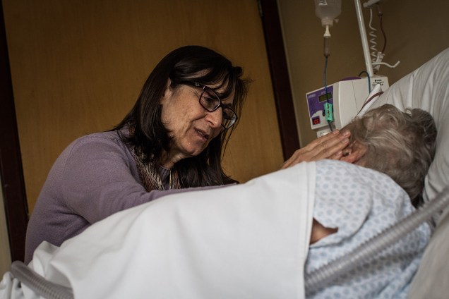 Catarina Greco Alves, 64, visita sua mãe, Ernestina Greco, 88, que está há dois meses na clínica Sainte Marie, em São Paulo. "Emocionalmente, cheguei pior do que a minha mãe", relata filha. Segundo ela, os cuidados paliativos, mais “humanos”, dados por enfermeiros e médicos foram determinantes para tranquilizar a família.