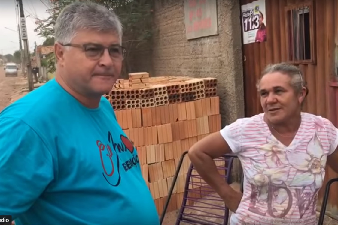 O prefeito de Redenção (PA), Carlos Iavé, pouco antes de partir para a agressão