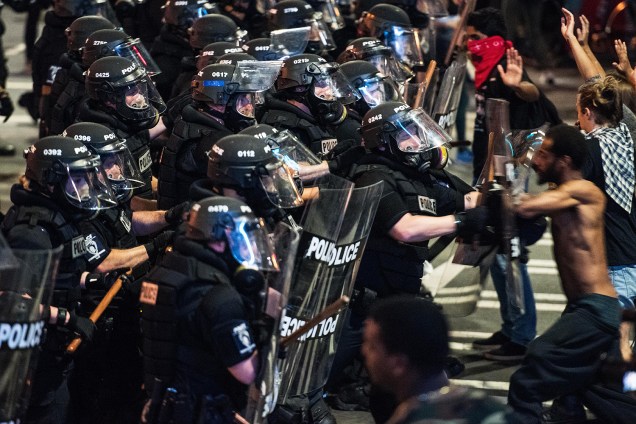 O governador da Carolina do Norte, Pat McCrory, declarou na madrugada desta quinta-feira (22) estado de emergência, na cidade de Charlotte, nos Estados Unidos, após confrontos entre policiais e manifestantes