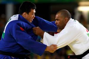 O brasileiro Antônio Tenório enfrenta o sul-coreano Choi Gwanggeun, durante a final de judô até 100kg, nas Paralimpíadas Rio 2016