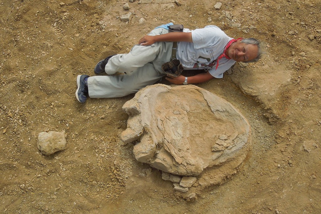 Pegada gigante de dinossauro é descoberta no deserto de Góbi, na Mongólia, pela Universidade Okayama de Ciências