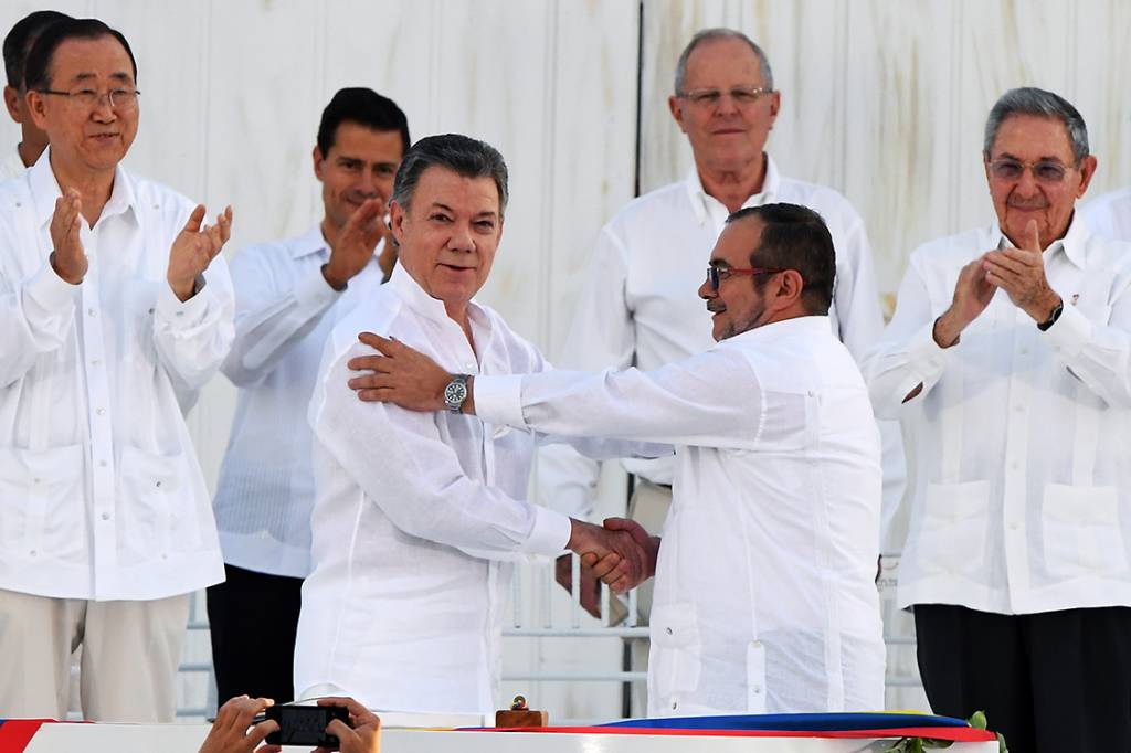 O presidente da Colômbia, Juan Manuel Santos, cumprimenta o líder das Farc, Rodrigo Londoño Echeverri (Timochenko), durante acordo de paz, em Cartagena