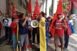 Membros do MST reprimem protesto de venezuelanos no consulado da Venezuela no Rio de Janeiro, no dia 1 de setembro de 2016