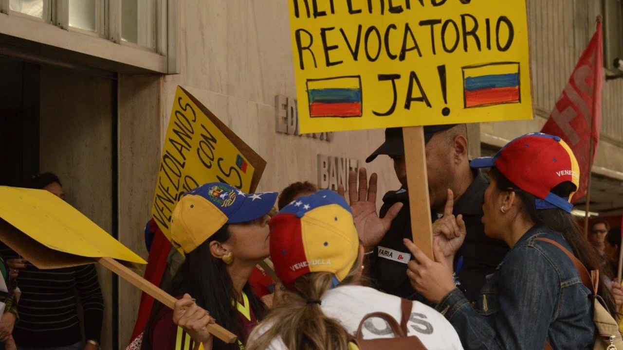 Confusão armada em frente ao consulado da Venezuela no Rio de Janeiro, quando manifestantes a favor do referendo revogatório foram agredidos por chavistas e membros do MST, no dia 1 de setembro de 2016