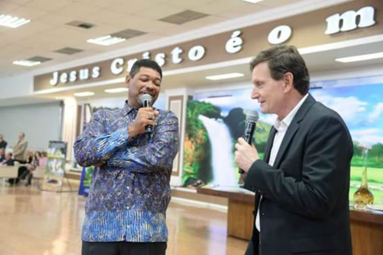 Marcelo Crivella em visita ao ex-rival, apóstolo Valdemiro Santiago
