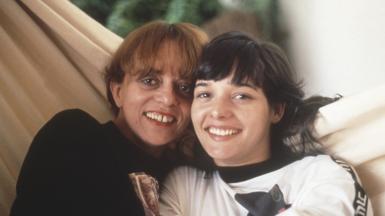 Daniela Perez com a mãe, Glória Perez: a autora guardou por três décadas tudo que saiu nos jornais, revistas e TV sobre o caso e disponibilizou para a produção da série