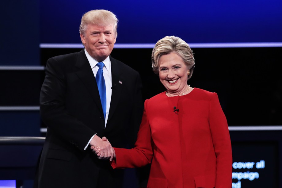 Donald Trump e Hillary Clinton se cumprimentam antes do debate dos candidatos à Presidência dos Estados Unidos, em Nova York