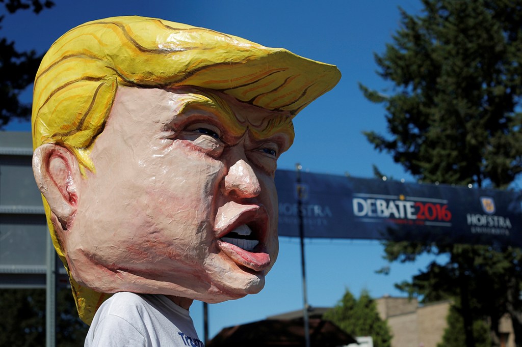 Manifestante protesta contra Donald Trump horas antes do debate presidencial nos Estados Unidos
