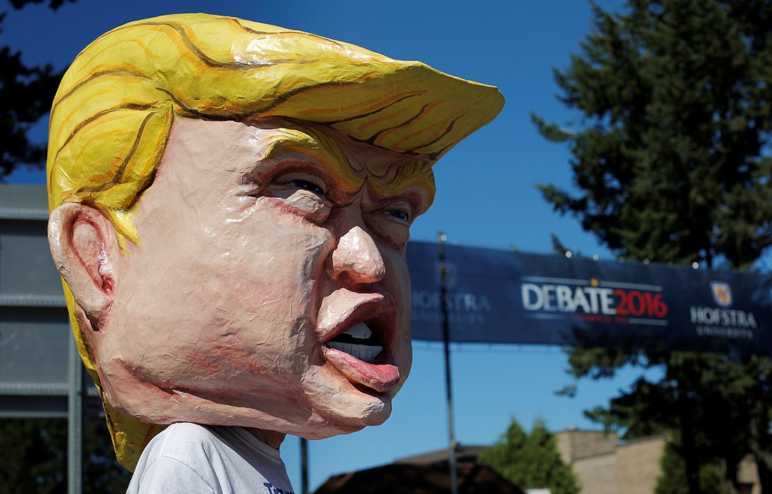 Manifestante protesta contra Donald Trump horas antes do debate presidencial nos Estados Unidos