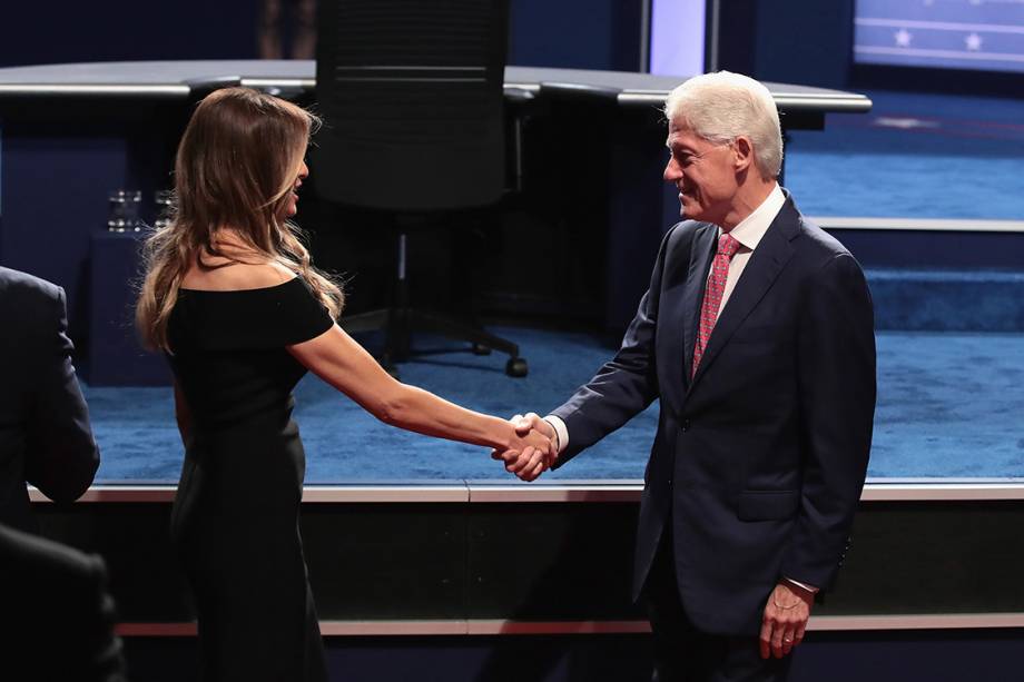 Melania Trump cumprimenta o ex-presidente dos Estados Unidos, Bill Clinto, antes do debate