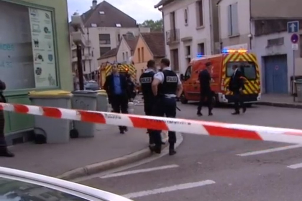 Policiais e bombeiros isolaram a área próxima à explosão, em Dijon