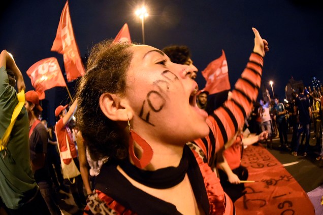 Manifestantes se concentram no Largo da Batata, em Pinheiros, na zona oeste da cidade durante protesto contra o presidente recém-empossado Michel Temer e por novas eleições presidenciais - 04/09/2016