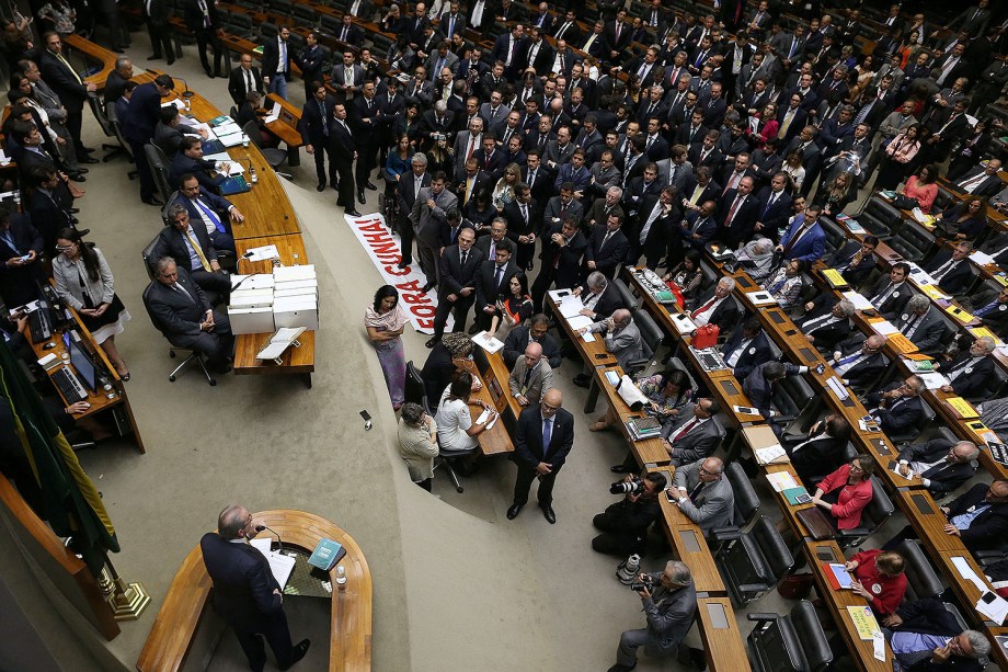 Por 450 votos, o deputado afastado Eduardo Cunha (PMDB-RJ) teve seu mandato cassado