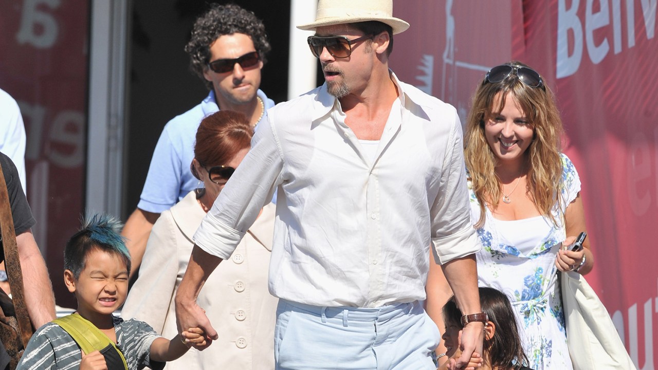 Brad Pitt e seu filho adotivo Maddox Jolie-Pitt (esq) no Aeroporto Marco Polo, em Veneza, na Itália - 26/08/2008