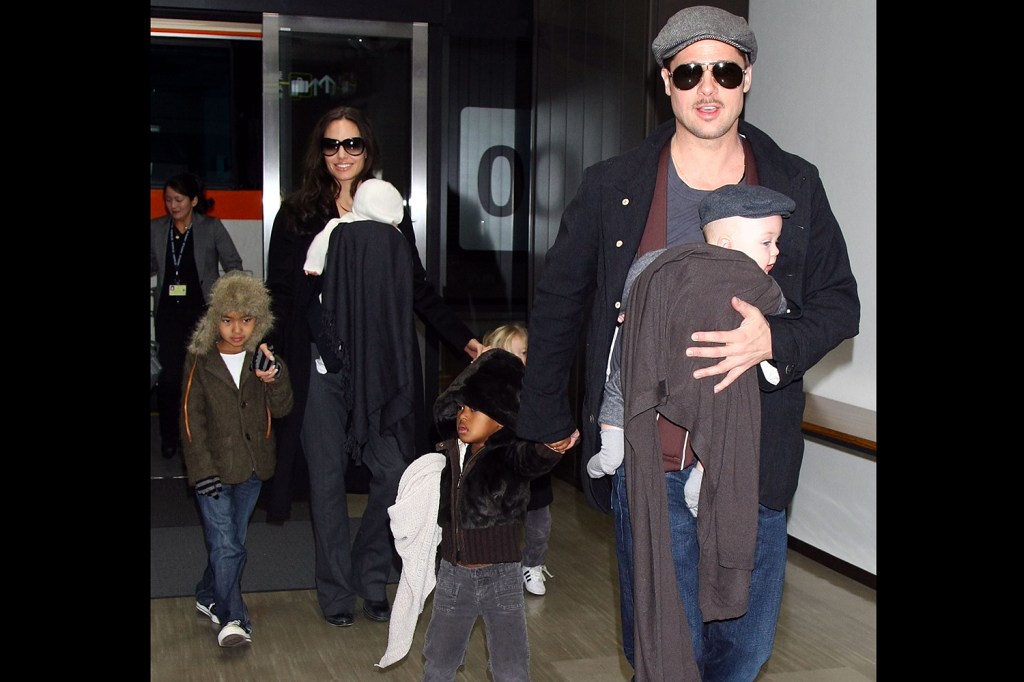Brad Pitt e Angelina Jolie chegam no Aeroporto Internacional de Narita, no Japão, com seus filhos Pax Thien, Knox, Zahara e Shiloh - 27/01/2009