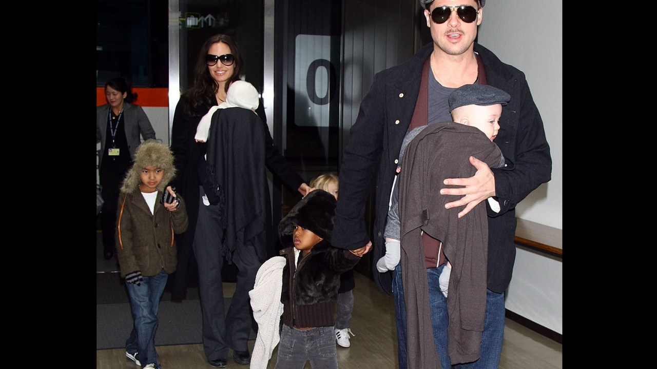 Brad Pitt e Angelina Jolie chegam no Aeroporto Internacional de Narita, no Japão, com seus filhos Pax Thien, Knox, Zahara e Shiloh - 27/01/2009