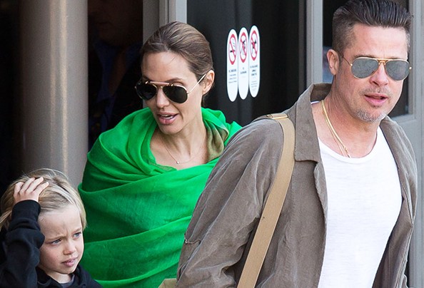 Os atores Brad Pitt e Angelina Jolie, são vistos com Shiloh Jolie-Pitt no Aeroporto Internacional de Los Angrles - 05/02/2014
