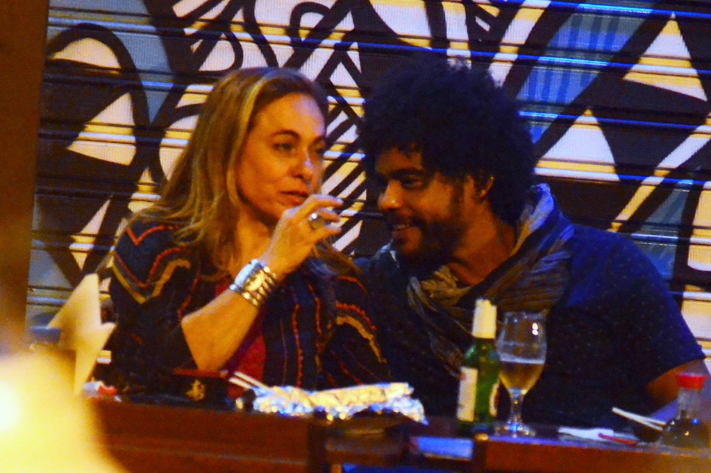 A atriz Cissa Guimarães é vista com o ator Diogo Almeida no Baixo Gávea, zona sul do Rio de Janeiro (RJ) - 09/09/2016