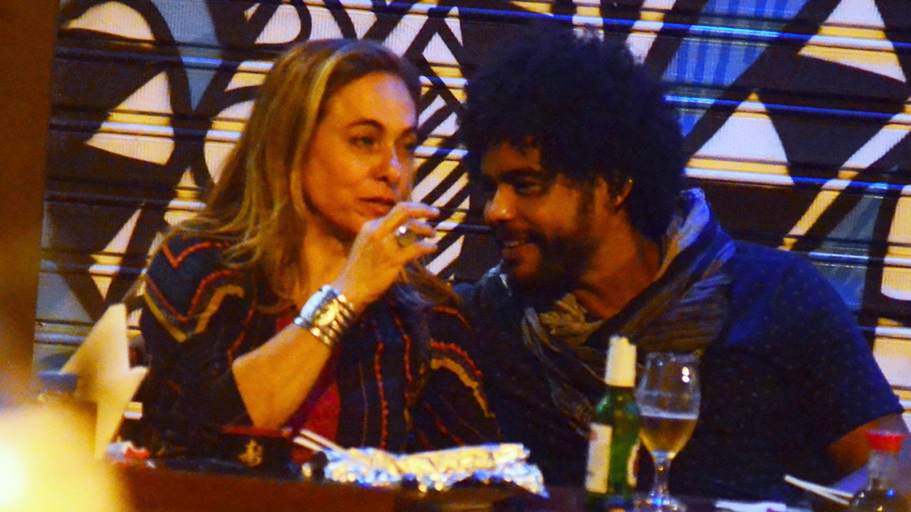 A atriz Cissa Guimarães é vista com o ator Diogo Almeida no Baixo Gávea, zona sul do Rio de Janeiro (RJ) - 09/09/2016