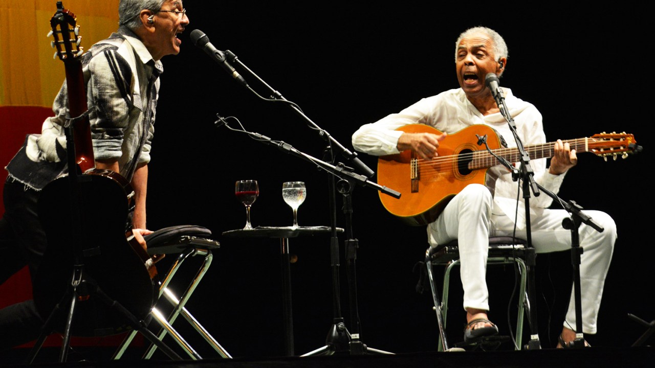 Os cantores e compositores Caetano Veloso e Gilberto Gil se apresentam em Recife (PE) - 14/11/2015