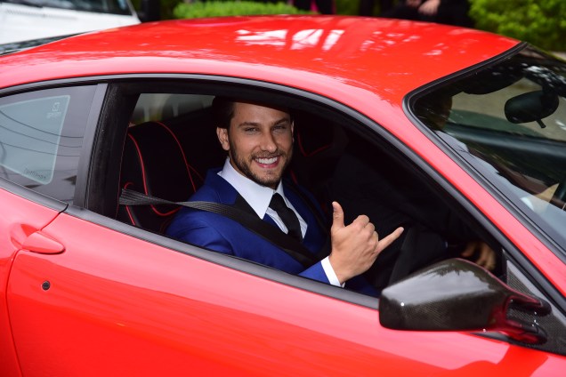 Eliéser Ambrósio chega ao casamento em uma Ferrari vermelha, avaliada em 800.000 reais