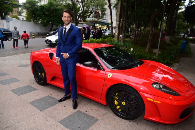 Eliéser Ambrósio chega ao casamento em uma Ferrari vermelha, avaliada em 800.000 reais