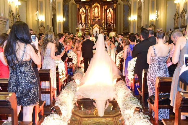 Os ex-BBBs Kamilla Salgado e Eliéser Ambrósio se casam na Capela da PUC, em São Paulo