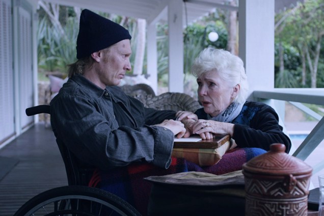 A atriz irlandesa Fionnula Flanagan e o neozelandês Erroll Shand no filme 'Pequeno Segredo'