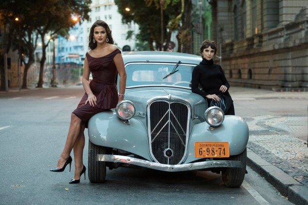 Veronica ( Débora Falabella ) e  Beatriz ( Bruna Marquezine ), em cena da minissérie 'Nada Será Como Antes'