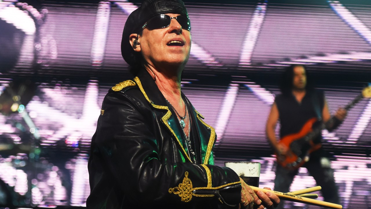 O vocalista da banda Scorpions, Klaus Meine, joga baquetas para o público durante show no Citibank Hall, na zona sul de São Paulo (SP) - 01/09/2016