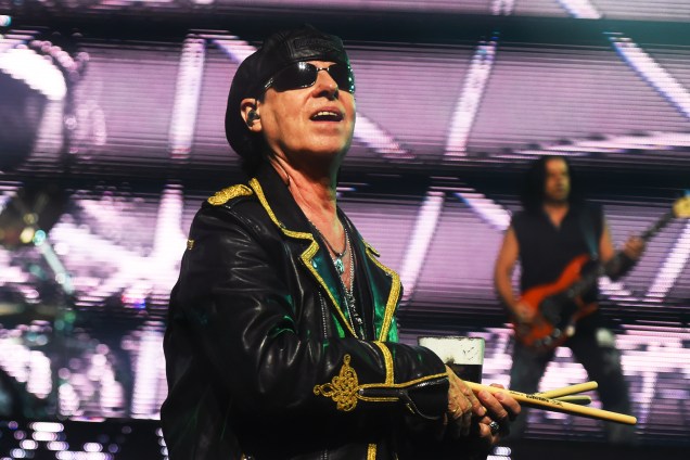 O vocalista da banda Scorpions, Klaus Meine, joga baquetas para o público durante show no Citibank Hall, na zona sul de São Paulo (SP) - 01/09/2016