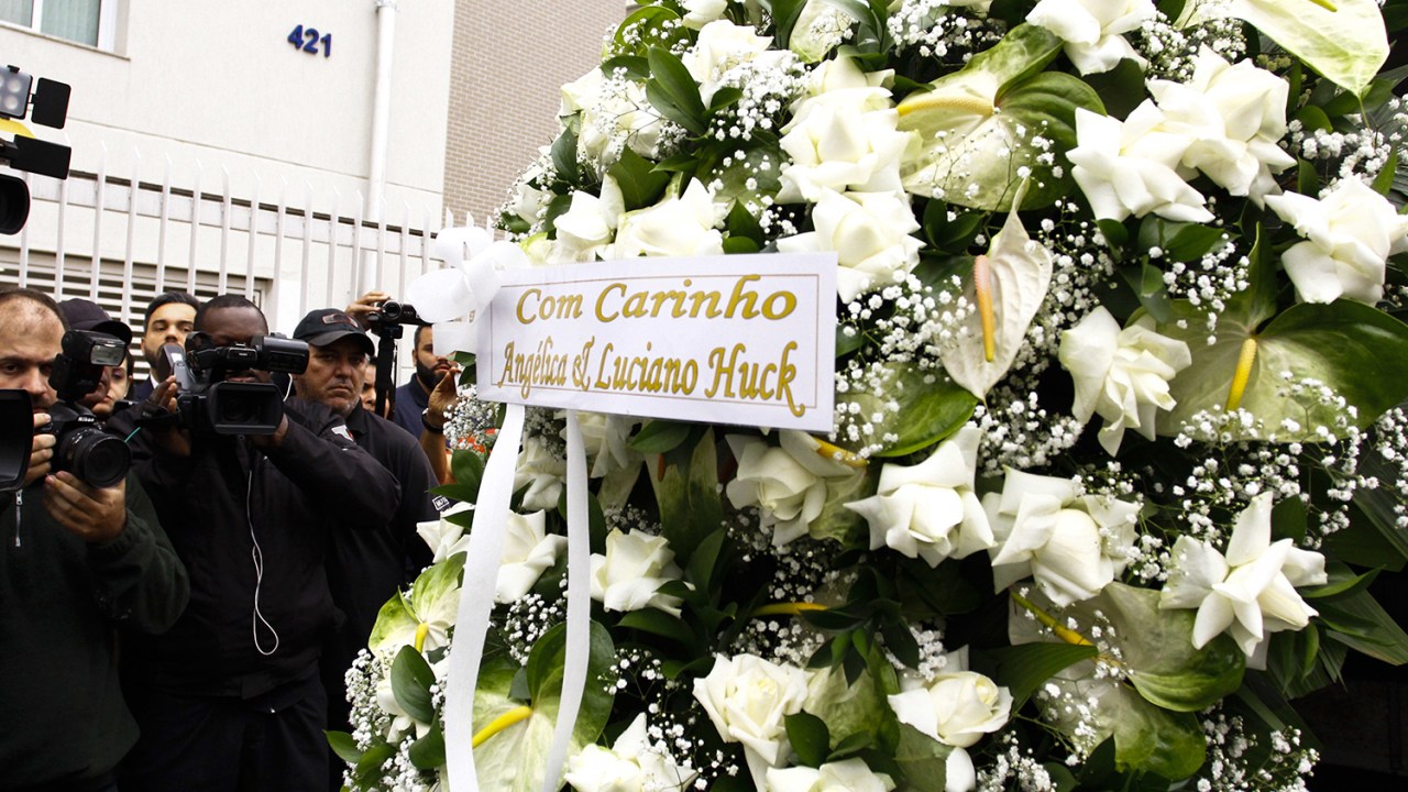 Os apresentadores Angélica e Luciano Huck enviam coroa de flores para o Teatro Fernando Torres, no bairro do Tatuapé, zona leste de São Paulo (SP), onde ocorre o velório do corpo do ator Domingos Montagner - 17/09/2016